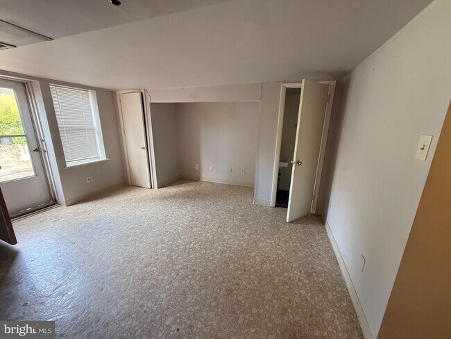 Building Photo - 320 Ripka St