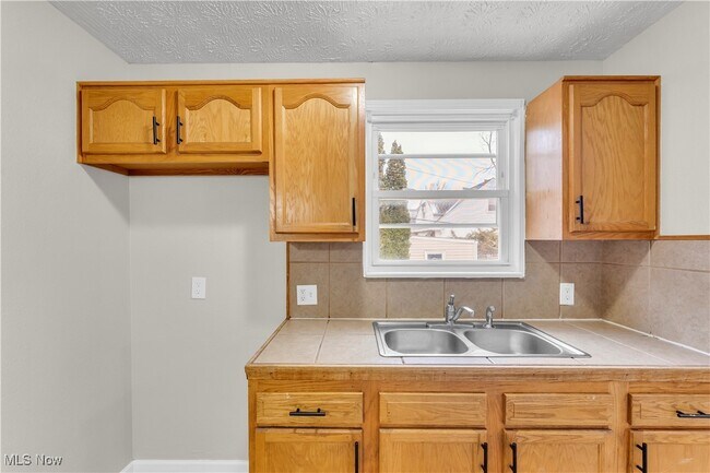 Building Photo - 498 E 250th St