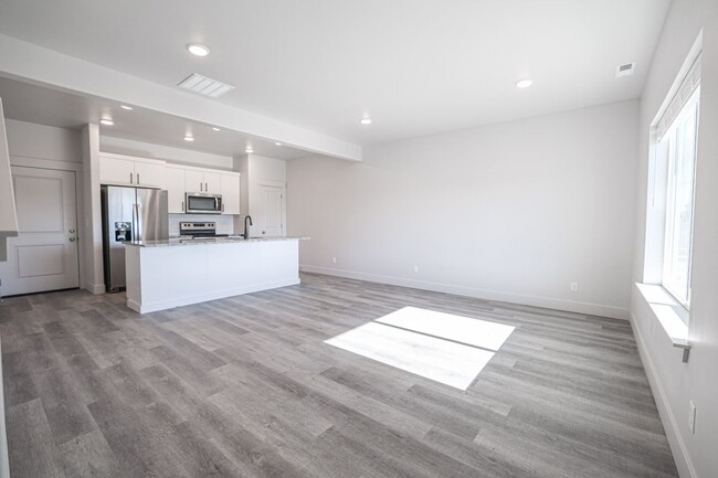 Building Photo - BEAUTIFUL NEW TOWNHOUSE FOR RENT IN REXBURG!