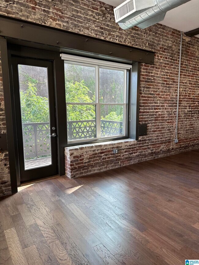 Building Photo - 2015 1st Ave N