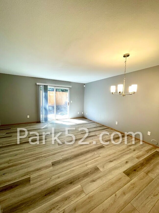 Building Photo - 2 Bedroom University Place Townhome