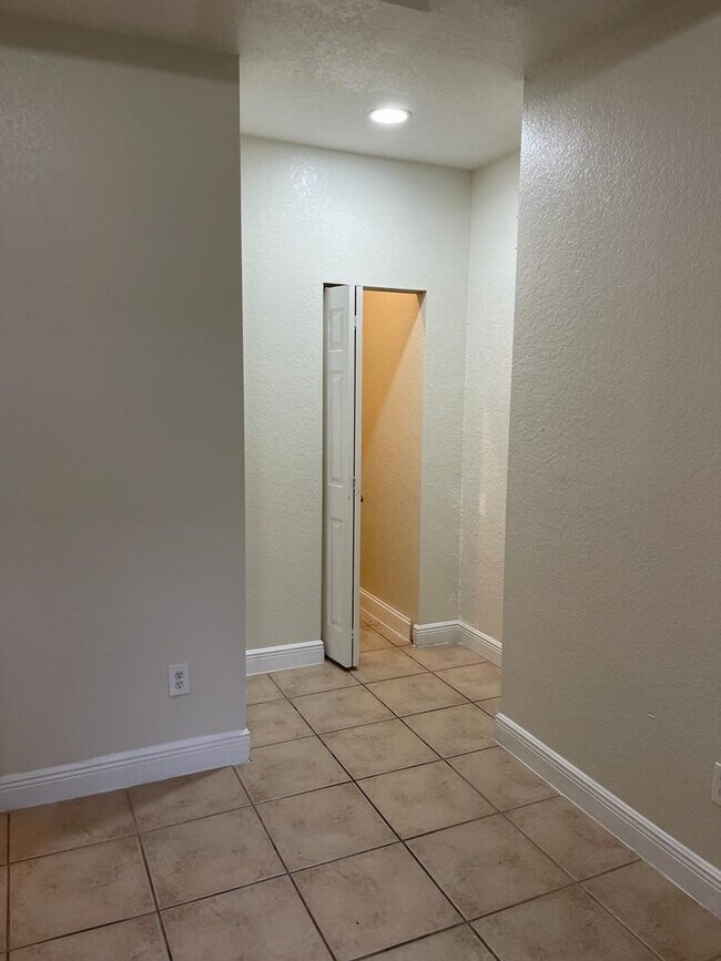 Building Photo - 2739 NW 9th Plz