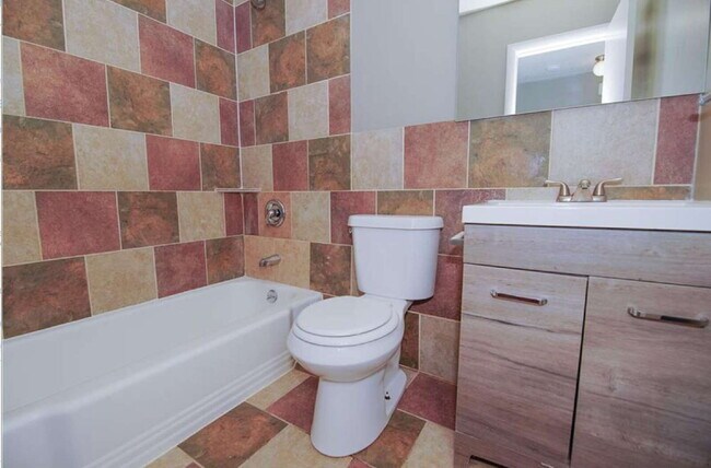 Building Photo - Beautiful 3 Bedroom / 1.5 Bath *Large Corner Lot* 2 Car Garage