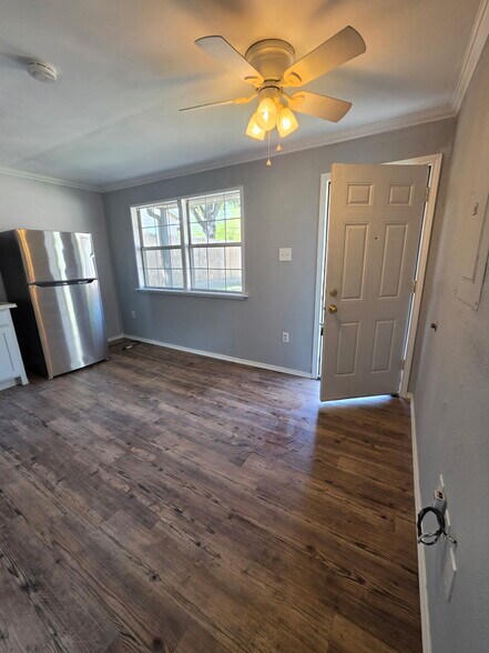 Kitchen/living room area - 502 Big Rock St