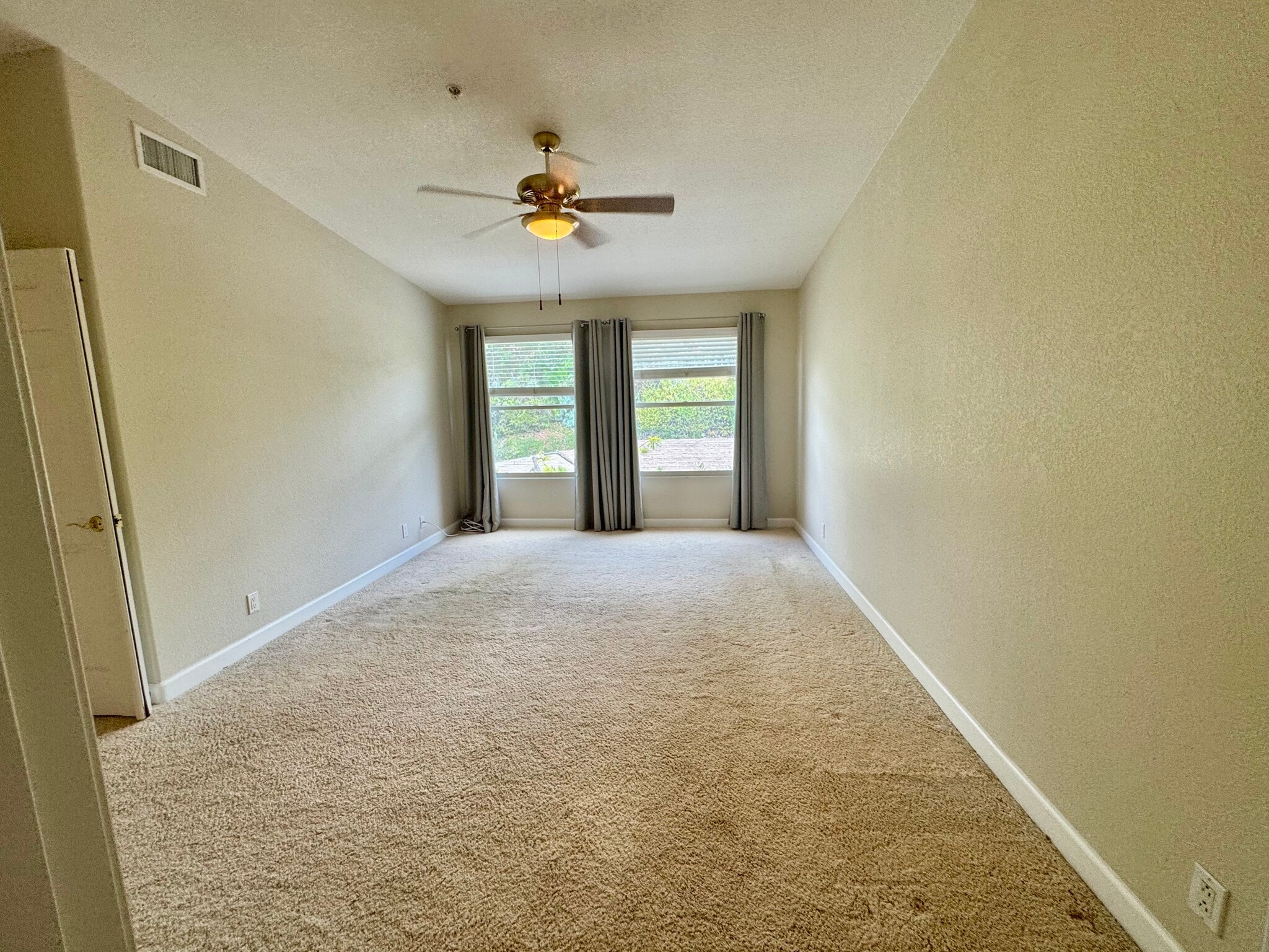spacious master suite with adjoining master bath - 380 Greendale Ct