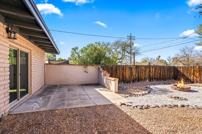 Building Photo - Charming home located in Indian Ridge Esta...