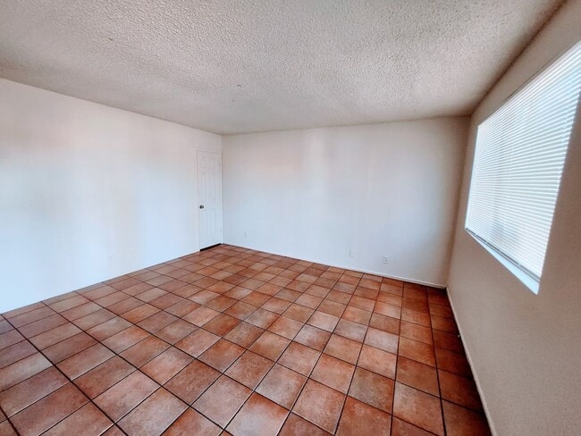 Building Photo - 827 E Hazel Dr
