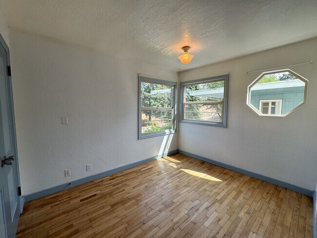 Building Photo - 3 Bed, 1.5 Bath overlooking the Rose Garden and Willamette River bike path in Whiteaker