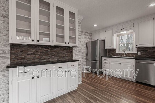 Building Photo - 1331 SW Horizon Dr