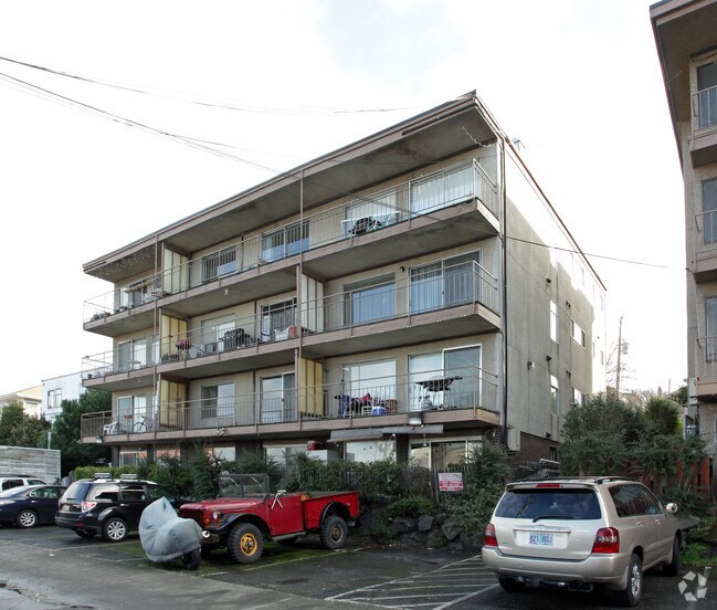 Building Photo - Admiral