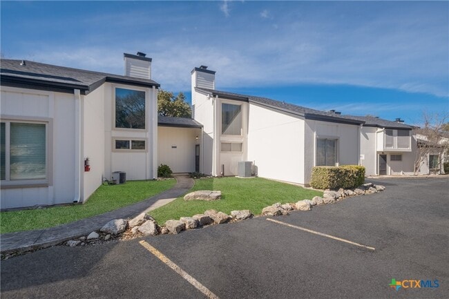 Building Photo - 1135 Parkview Dr