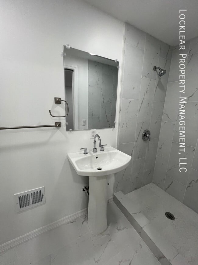 Building Photo - Renovated 3 Bedroom Duplex!