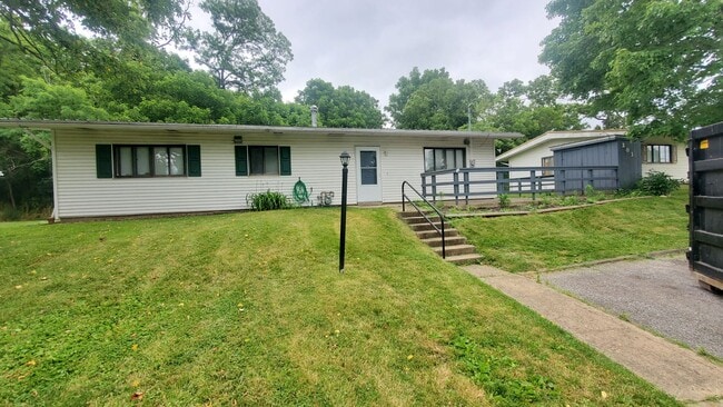 Building Photo - Finleyville 3 Bedroom 1.5 Bath Ranch $1,50...