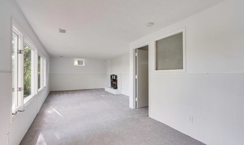 Building Photo - 83 Crystal View Cir