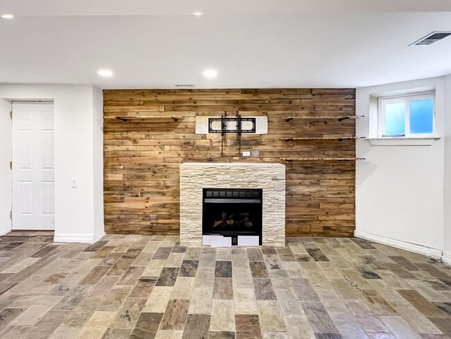 Building Photo - 2649 W Evergreen Ave