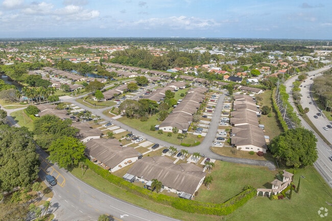 Building Photo - Delray Villas III