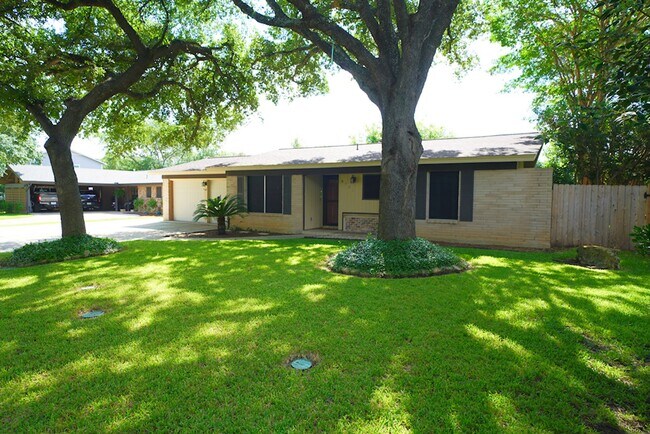 Building Photo - Updated Northeast Park Home Near Loop 410 - Realtor Commission: $500