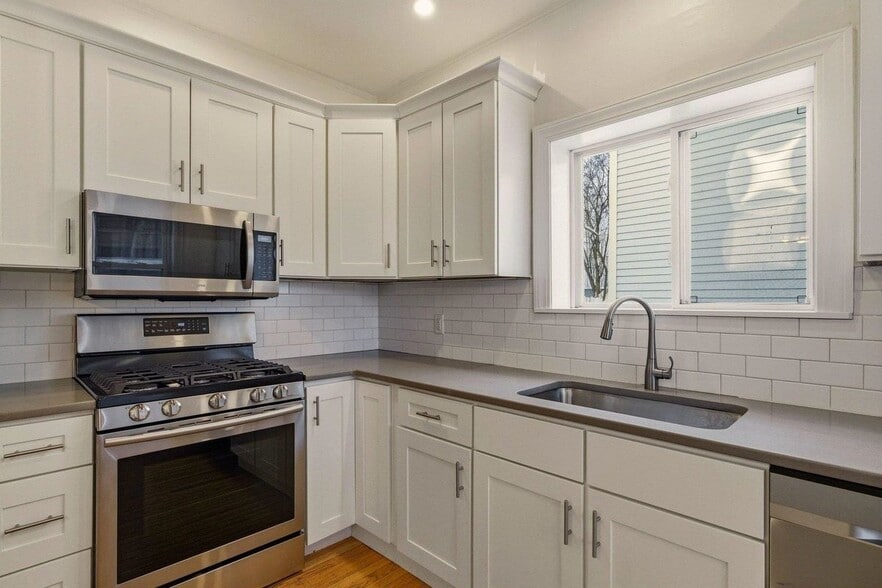 Building Photo - 514 Middle, 1