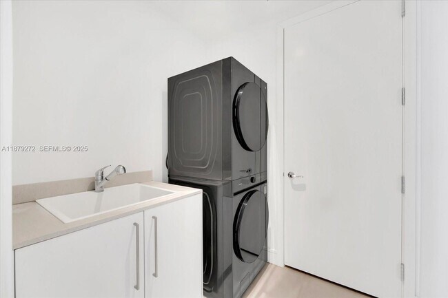 Building Photo - 16901 Collins Ave