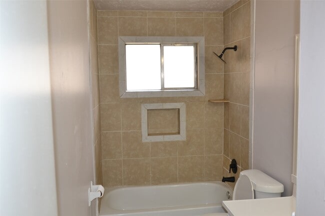 Building Photo - 21327 Park Run Dr