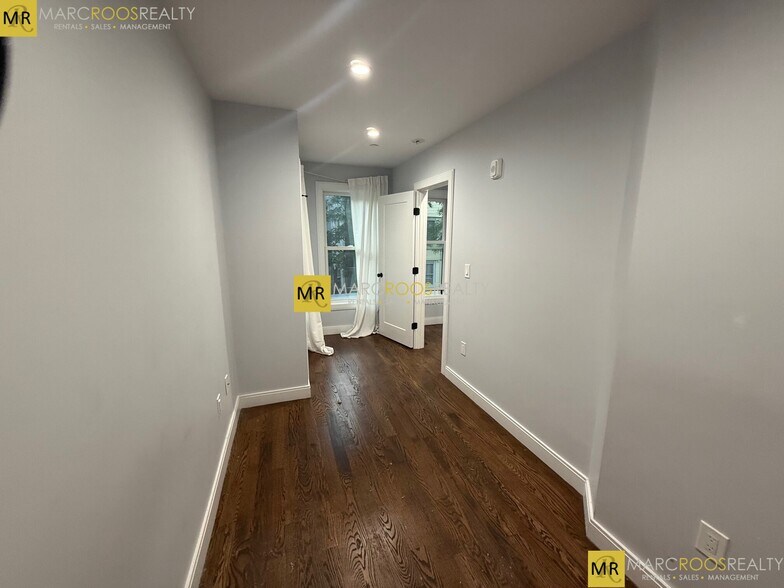 Building Photo - 174 Paris St