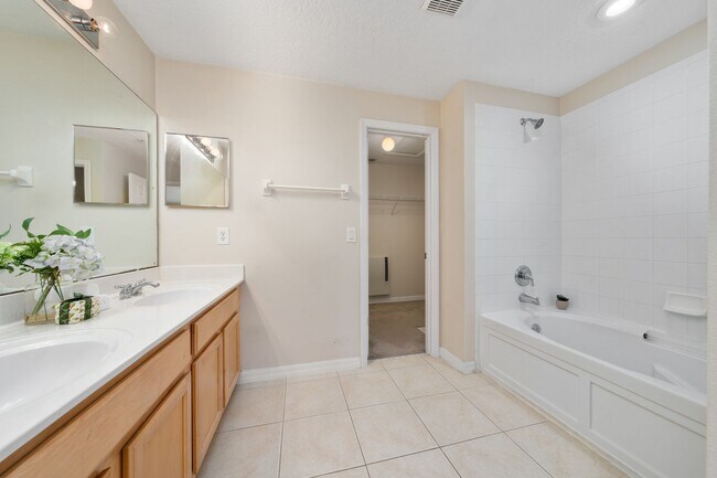 Building Photo - Town House 3 Bedroom and /2.5 Bathrooms. At Lee Vista area gated Community.