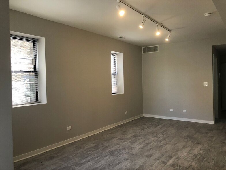 Building Photo - 4814 N Monticello Ave