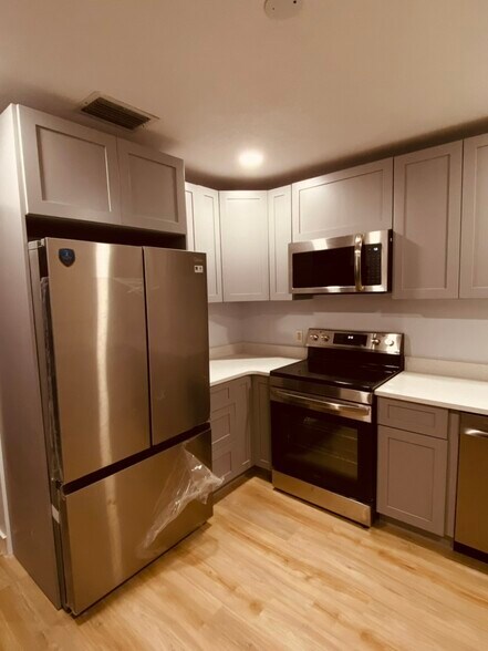 Kitchen 1-3 - 131 W Atwater Ave