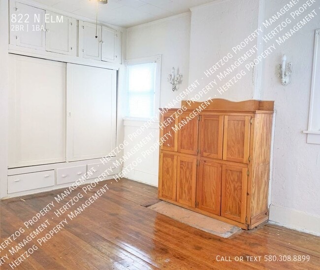 Building Photo - 822 N Elm-