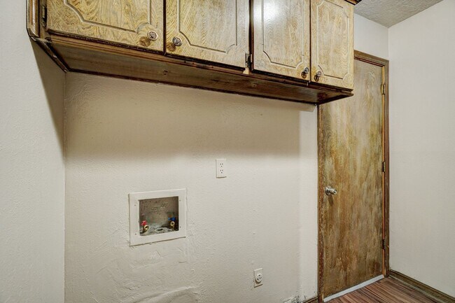 Building Photo - 2 bedroom 2 Bath 2 Car Garage Duplex Avail...