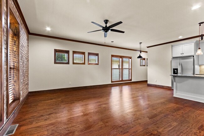 Building Photo - Prime Fayetteville Location with Easy Access to Amenities!
