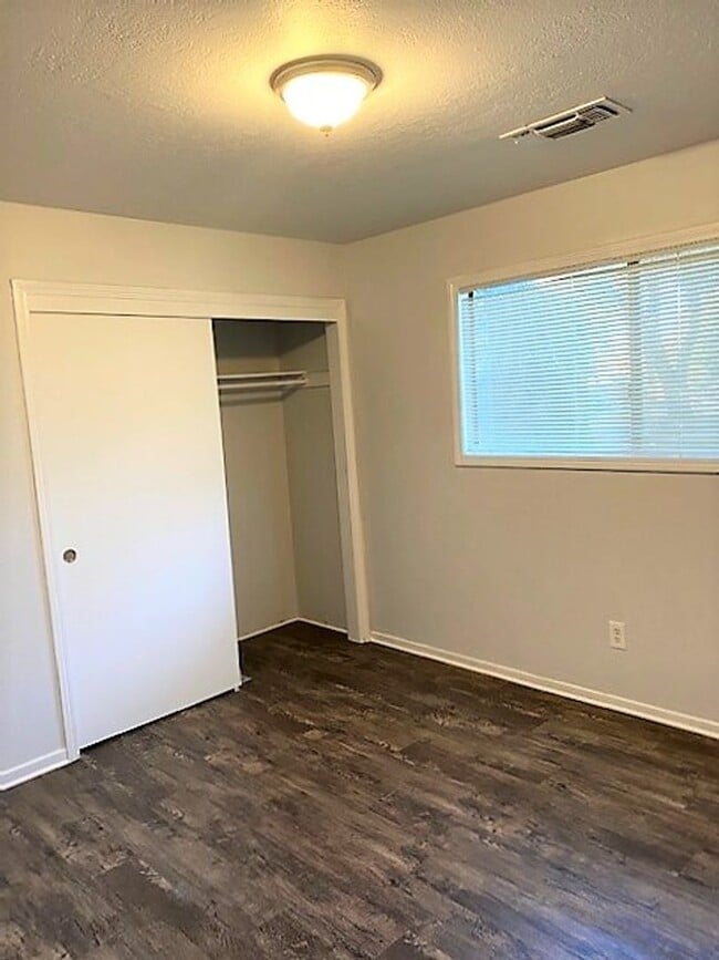 Building Photo - Nice Home in Enterprise Area!!