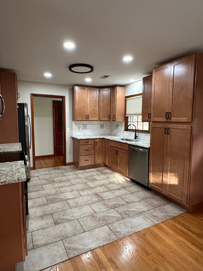 Building Photo - 3928 Inwood Dr