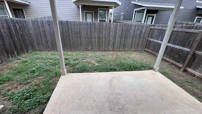 Building Photo - Gorgeous 3-Bed Townhome with Private Yard ...