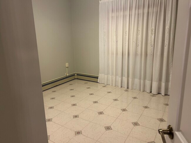 Building Photo - 58 Maple St