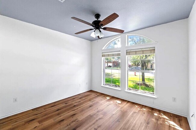 Building Photo - 906 Mammoth Ct