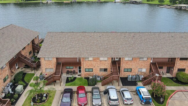 Building Photo - 801 River Rd