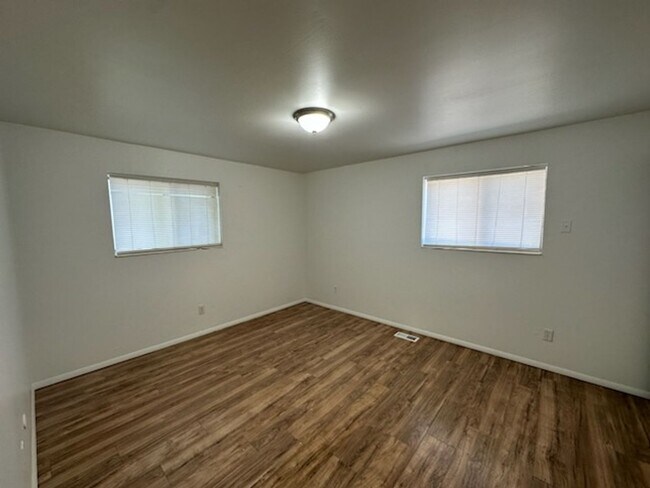 Building Photo - 285-287 N Center St Tri Plex