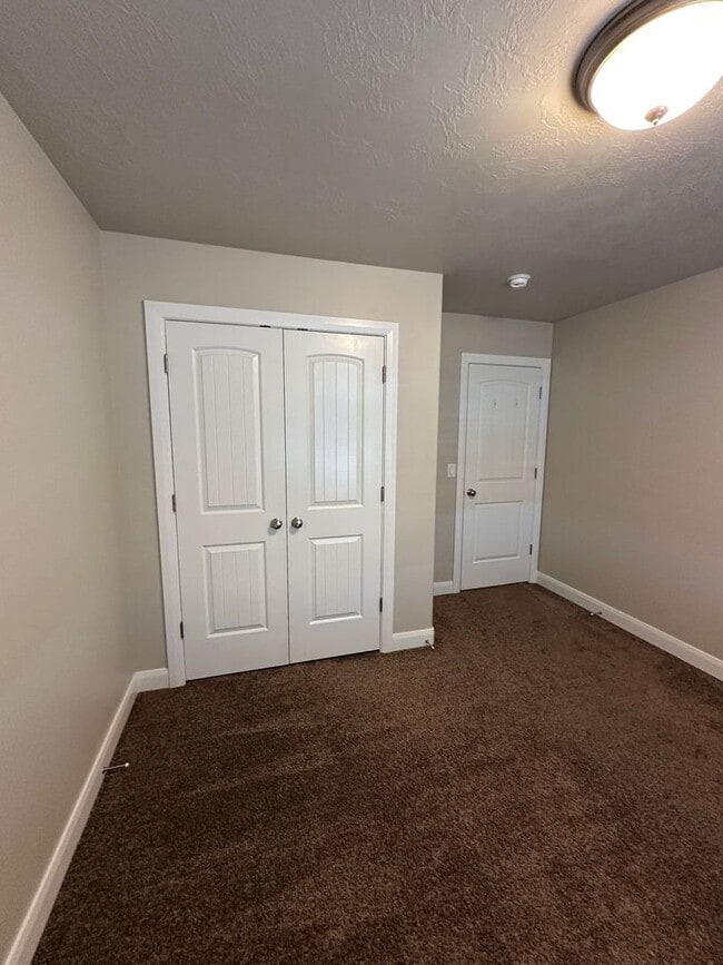 Building Photo - Charming Townhome