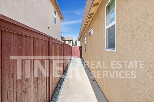 Building Photo - 8409 Stara St