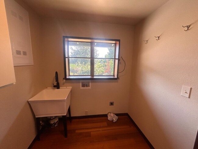 Building Photo - 2100 Hobert St