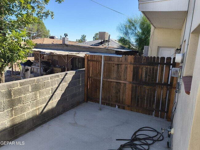 Building Photo - 714 N San Marcial St