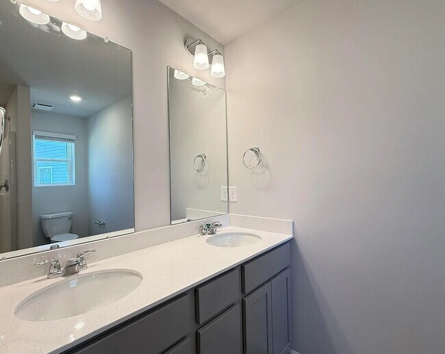 Building Photo - *** Promotion -- Sign lease by January 15 and receive $1000 off first months rent!!  Modern Comfo...