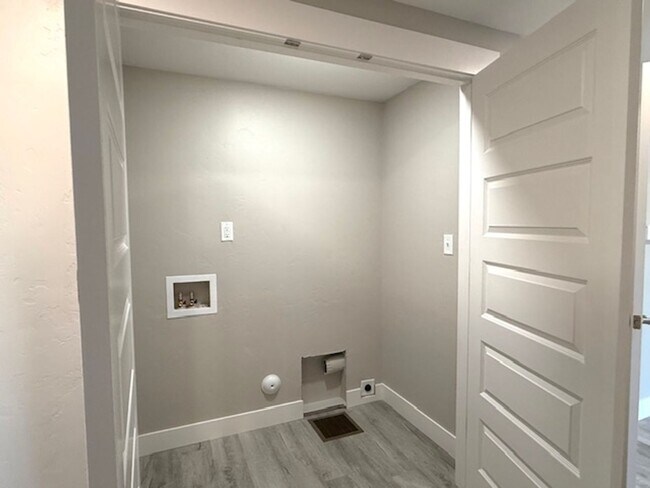 Building Photo - Available Now – Beautiful 3 Bed, 2.5 Bath Townhouse!!!