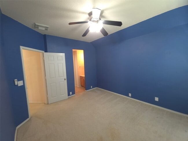 Building Photo - 3027 Providence Oak St