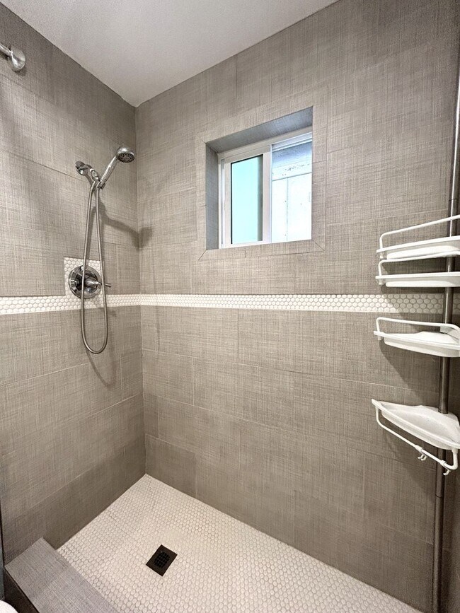 Building Photo - 1-Bedroom ADU with Full Kitchen, Loft & In...