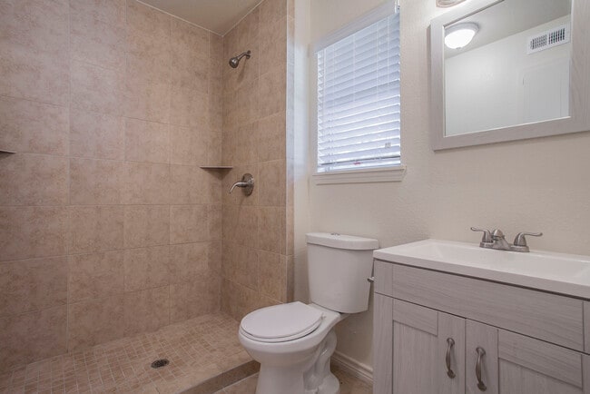 Building Photo - 202 Live Oak Dr