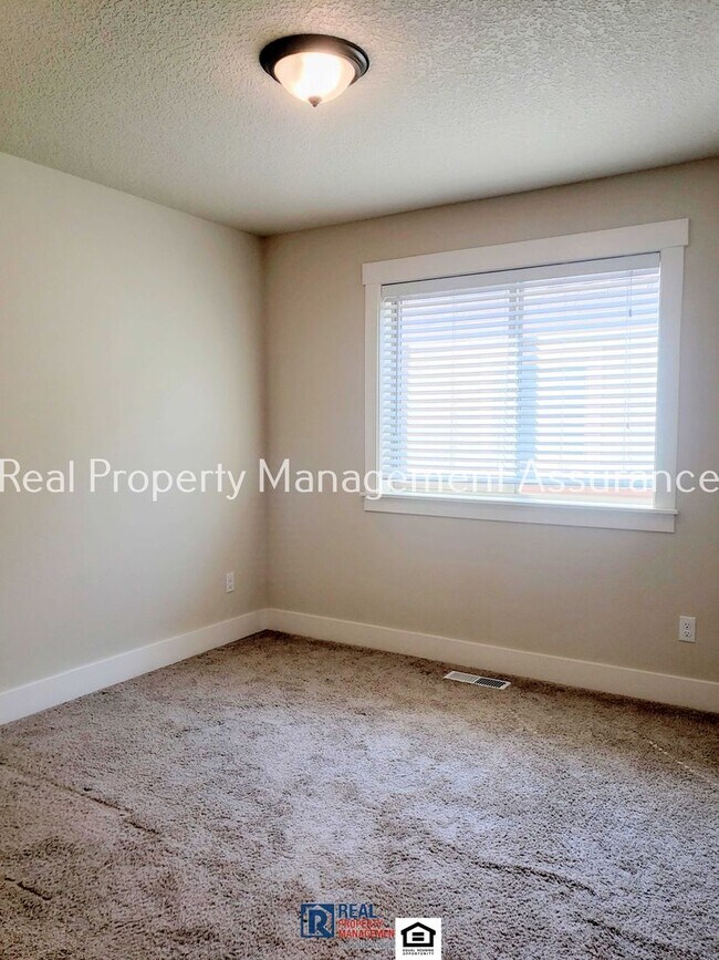 Building Photo - Charming 4 Bedroom!! Move In Ready!