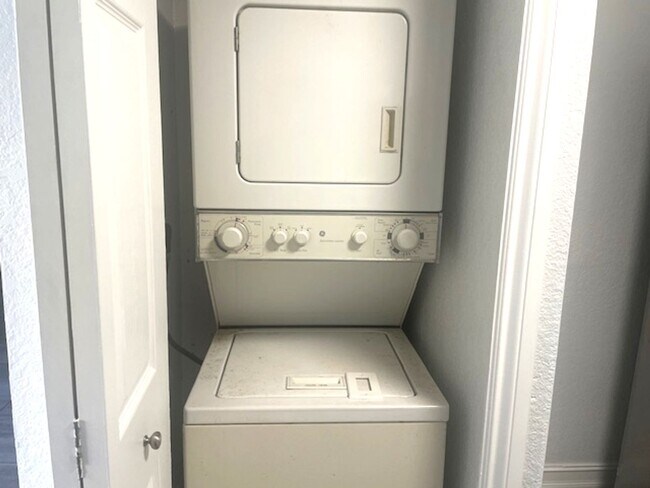 Building Photo - Charming 1-Bedroom Rental Close to Siesta Key Beach