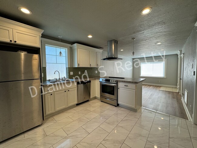 Building Photo - Charming 2 Bedroom/2 Bathroom House Coming Soon!